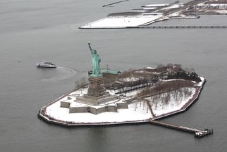 Statua Wolności to pierwsza ofiara zawieszenia działalności rządu USA. Turyści zostawieni na lodzie