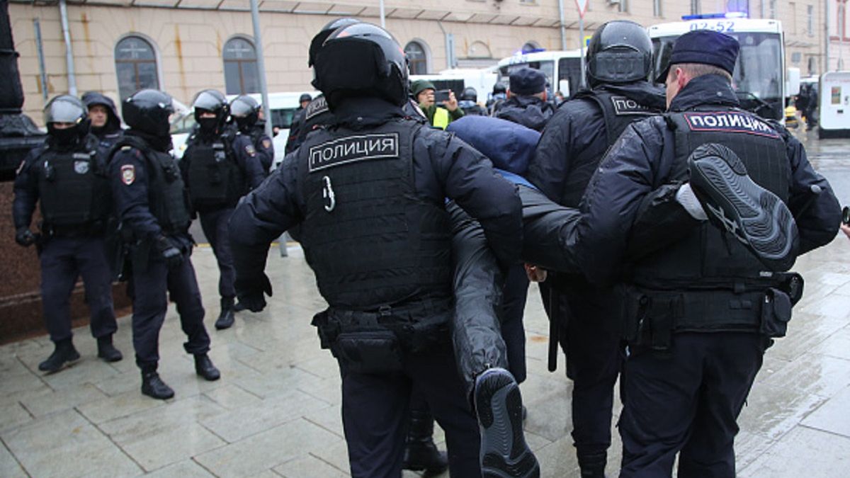 MOSCOW, RUSSIA - SEPTEMBER,24 (RUSSIA OUT) Police officers detain a protester during the unsanctioned rally hosted by the Vesna (Spring) Movement in protest against the military invasion on Ukraine and partial mobilization on September 24, 2022, in Moscow, Russia. More than 700 people were detained at the anti-war rallies in Russian cities on Saturday. (Photo by Contributor/Getty Images)
Contributor