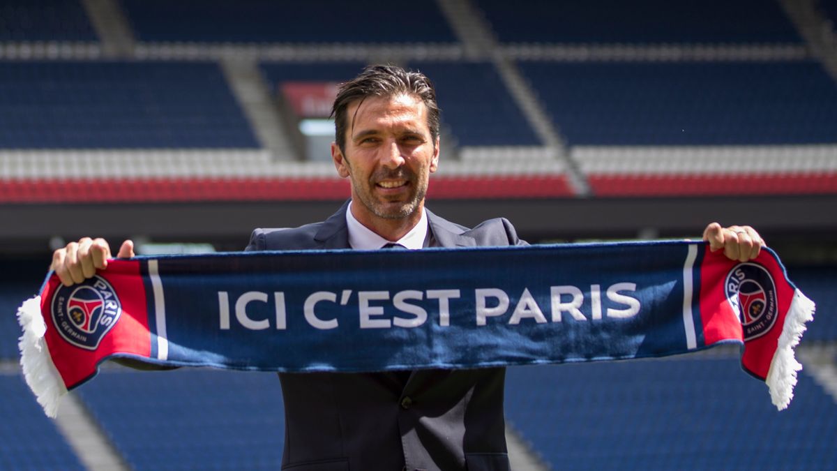 PAP/EPA / IAN LANGSDON / Na zdjęciu: Gianluigi Buffon na prezentacji w PSG