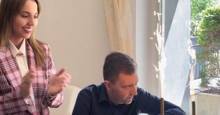 Żona Schreibera pokazała nagranie. Ludzie patrzą na jego twarz i drwią