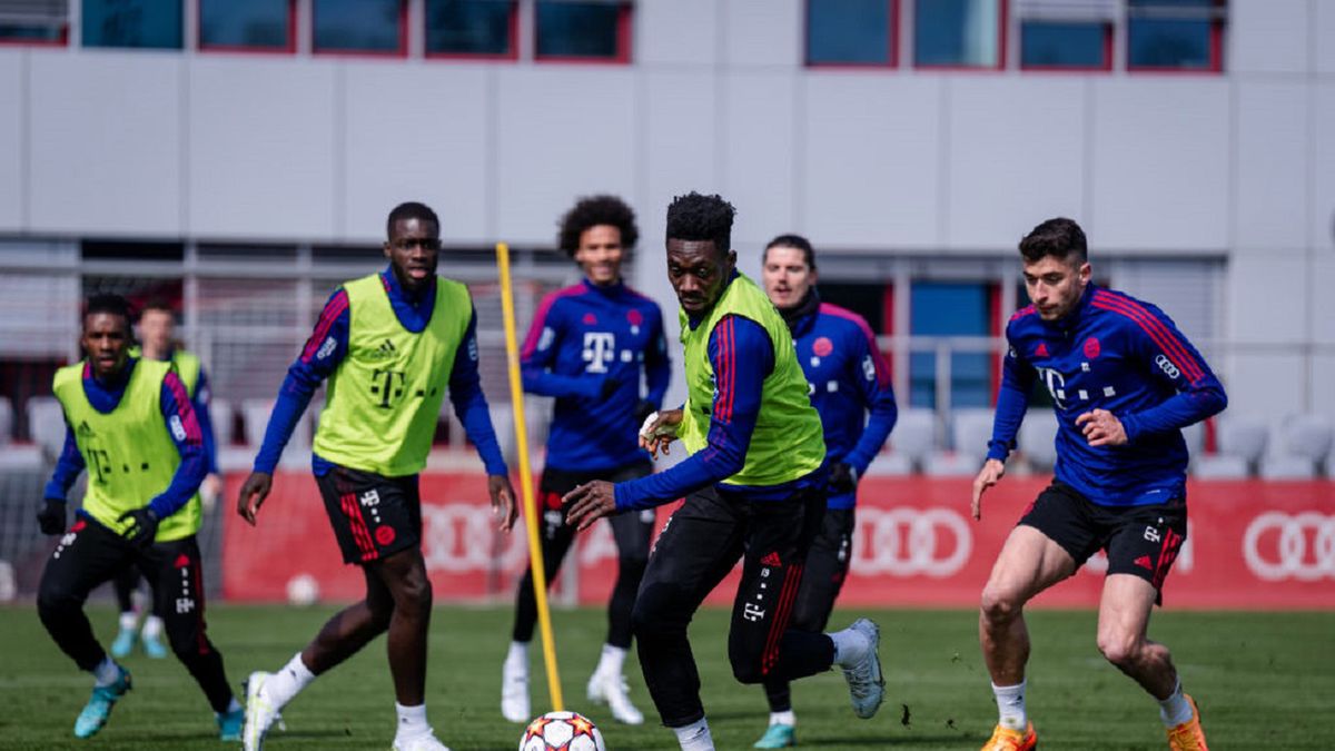 Getty Images / S. Mellar/FC Bayern  / Na zdjęciu: Alphonso Davies podczas treningu