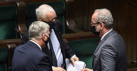 Ustawa covidowa. Odszkodowanie za zakażenie w pracy. Nowy pomysł PiS