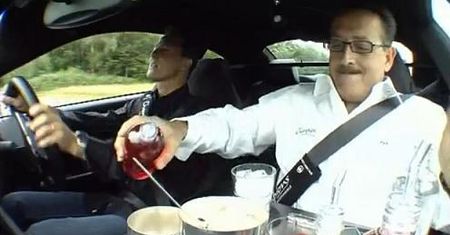Spróbuj zrobić drinka z Schumim za kierownicą[wideo]