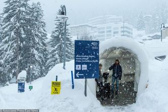 Światowi przywódcy pod śniegiem. Davos zagrożone lawinami