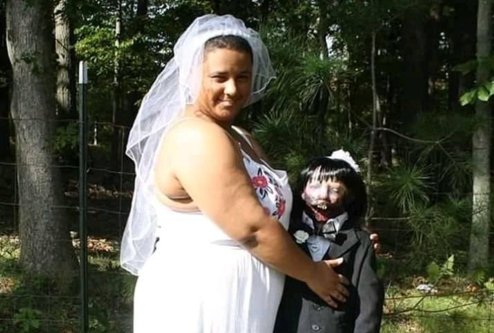 20-letnia Amerykanka poślubiła lalkę-zombie. "Nigdy nie byłam szczęśliwsza"