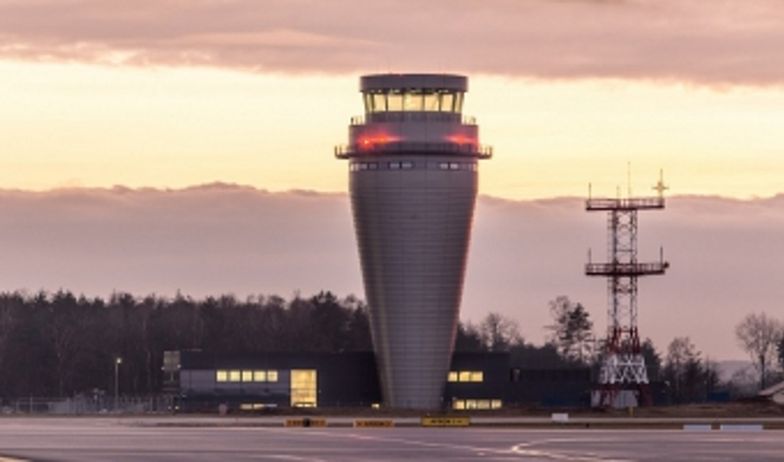 Wieża dumnie góruje nad lotniskiem w Pyrzowicach