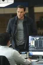 Owain Yeoman kontra Supergirl