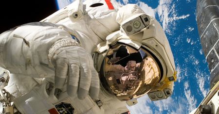 "Magiczne grzyby" w kosmosie. Naukowcy proponują użycie psychodelików