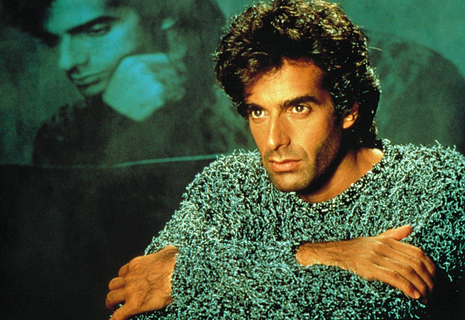 David Copperfield to niekwestionowany mistrz iluzji lat 80-tych. Podbijał nie tylko umysły widzów ale i serca kobiet. Jak dzisiaj wygląda już 68-letni magik? Zobaczcie na najnowszych zdjęciach.