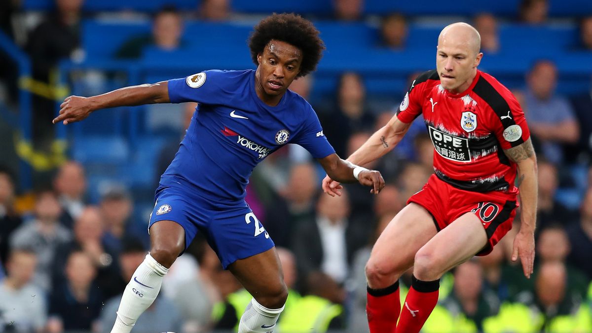 Willian (po lewej) i Aaron Mooy (po prawej)