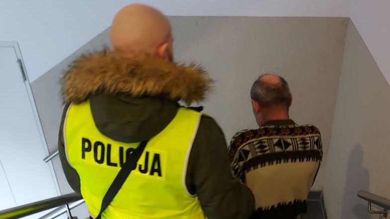 Zabił kolegę, zwłoki wyrzucił na drogę. 