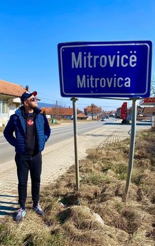 Na zdjęciu: Andrzej Gliniak przy wjeździe do Mitrowicy - "miasta gniewu" w Kosowie