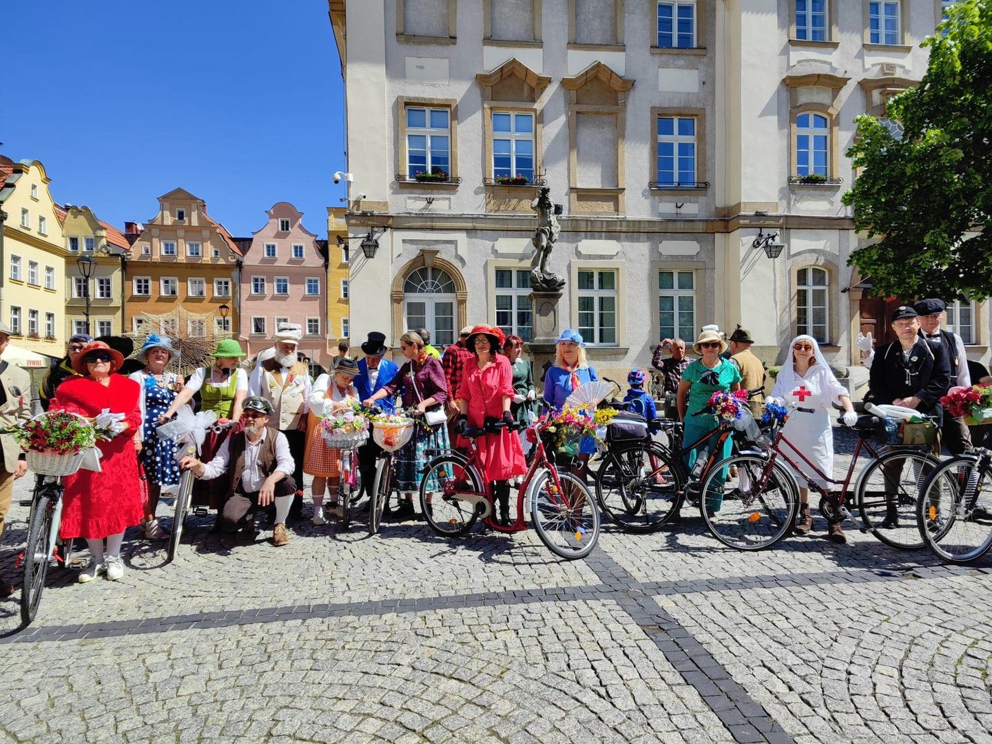 Rowerowe parady retro mają długą tradycję w Jeleniej Górze. Każdy dobrze się na nich bawi