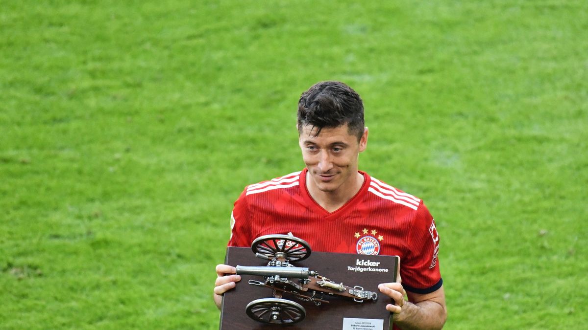 Zdjęcie okładkowe artykułu: PAP/EPA / PHILIPP GUELLAND  / Na zdjęciu: Robert Lewandowski z nagrodą dla króla strzelców Bundesligi