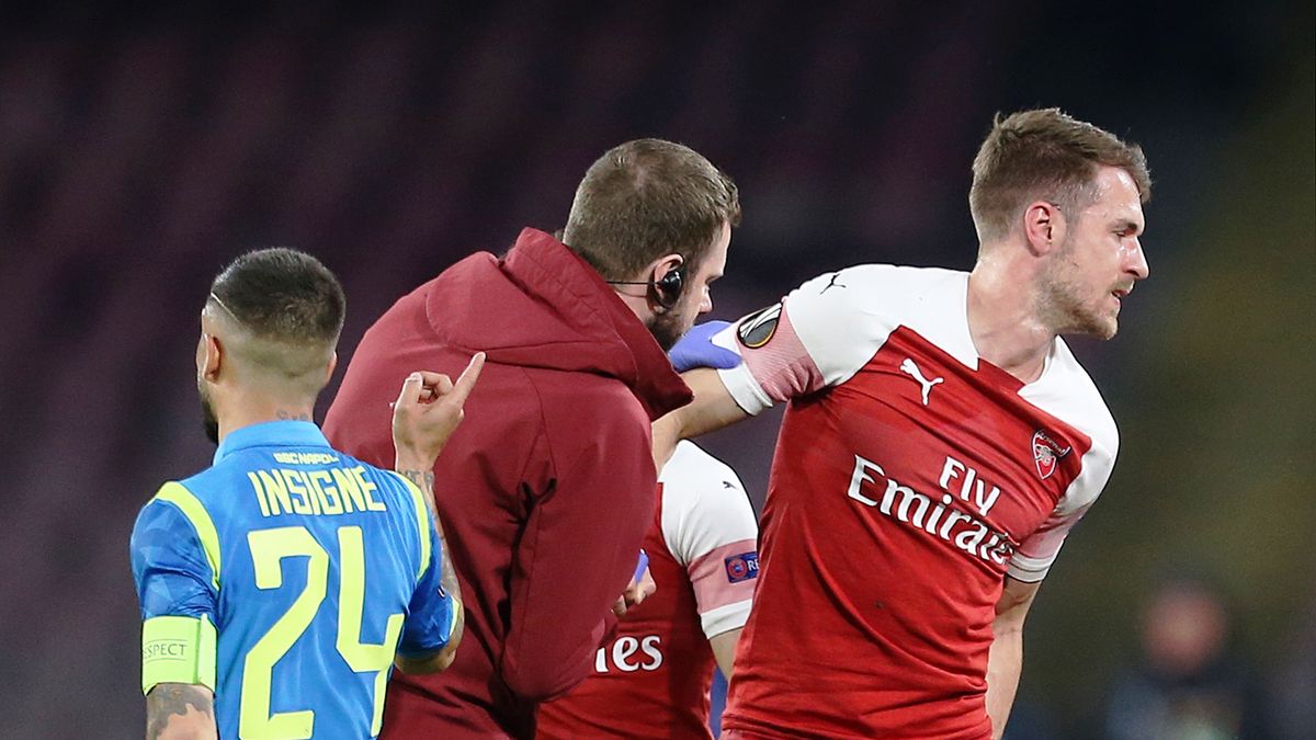 Zdjęcie okładkowe artykułu: Getty Images / Steven Paston/PA Images / Kontuzja piłkarza Arsenalu, Aarona Ramsey'a, w meczu z Napoli