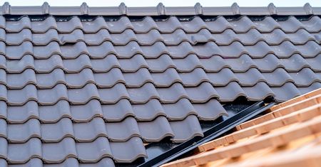 Wybór dachu do domu. Ten materiał Polacy wybierają najczęściej
