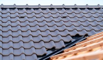 Wybór dachu do domu. Ten materiał Polacy wybierają najczęściej