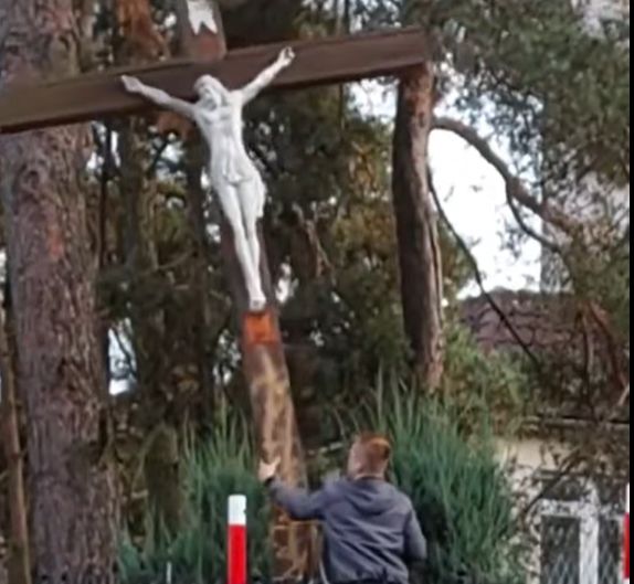 Mężczyzna ścina krzyż (YouTube)