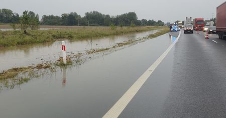 Powodzie paraliżują Polskę: 113 dróg zablokowanych, utrudnienia w kilku województwach