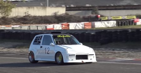 Fiat cinquecento z silnikiem Kawasaki to absurdalny projekt. Nie sposób go nie uwielbiać