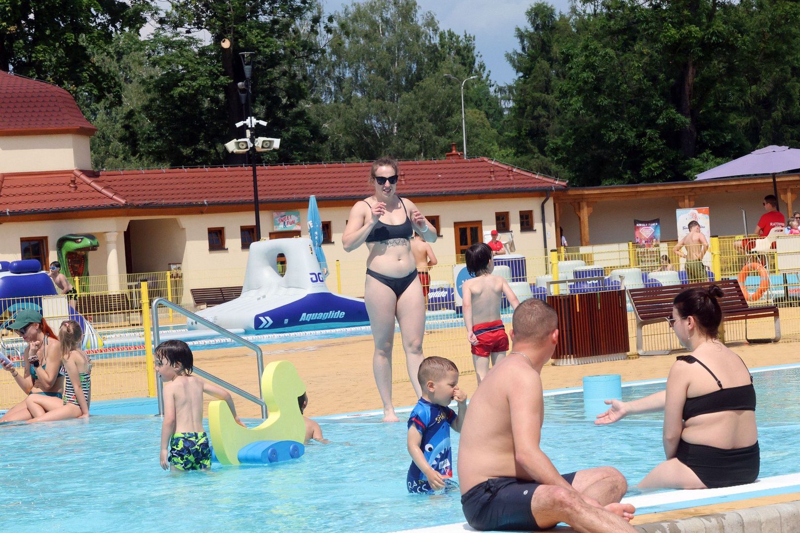 Woda, słońce i relaks. Baseny i kąpieliska w pobliżu Legnicy na długi weekend
