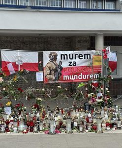 Pojawili się przed szpitalem. Chcieli uczcić pamięć zmarłego żołnierza