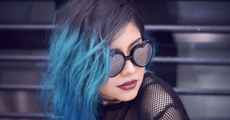 Niebieskie włosy to hit! Jak pofarbować pasma w domu na ten trendy kolor?