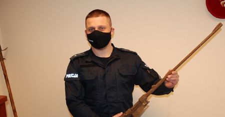 Proboszcz wszedł do komisariatu. Miał ze sobą dwa karabiny