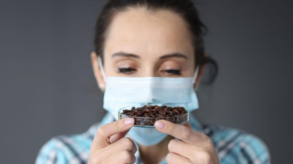 Osoby, które utraciły smak i węch po COVID-19 próbują pobudzić zmysły przez wąchanie intensywnych zapachów 