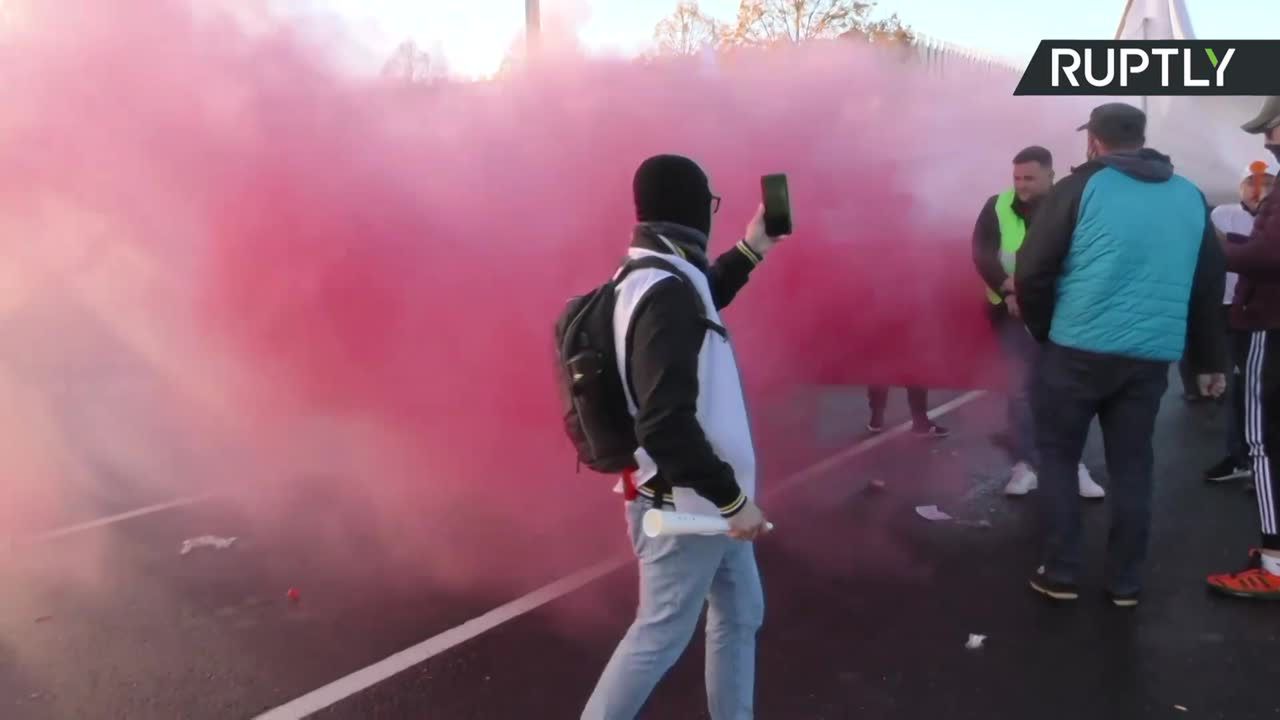 Race, trąbki i flagi “Solidarności”. Protest polskich związkowców przed TSUE.