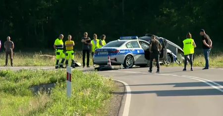 Policyjny pojazd, zamykający kolumnę rządową, zderzył się z samochodem cywilnym. Sześć osób poszkodowanych