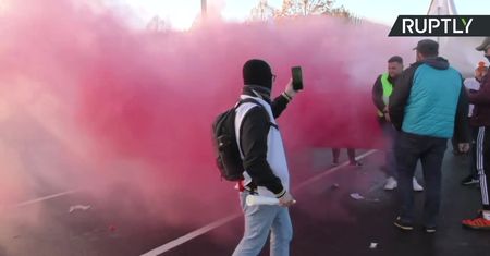 Race, trąbki i flagi “Solidarności”. Protest polskich związkowców przed TSUE.