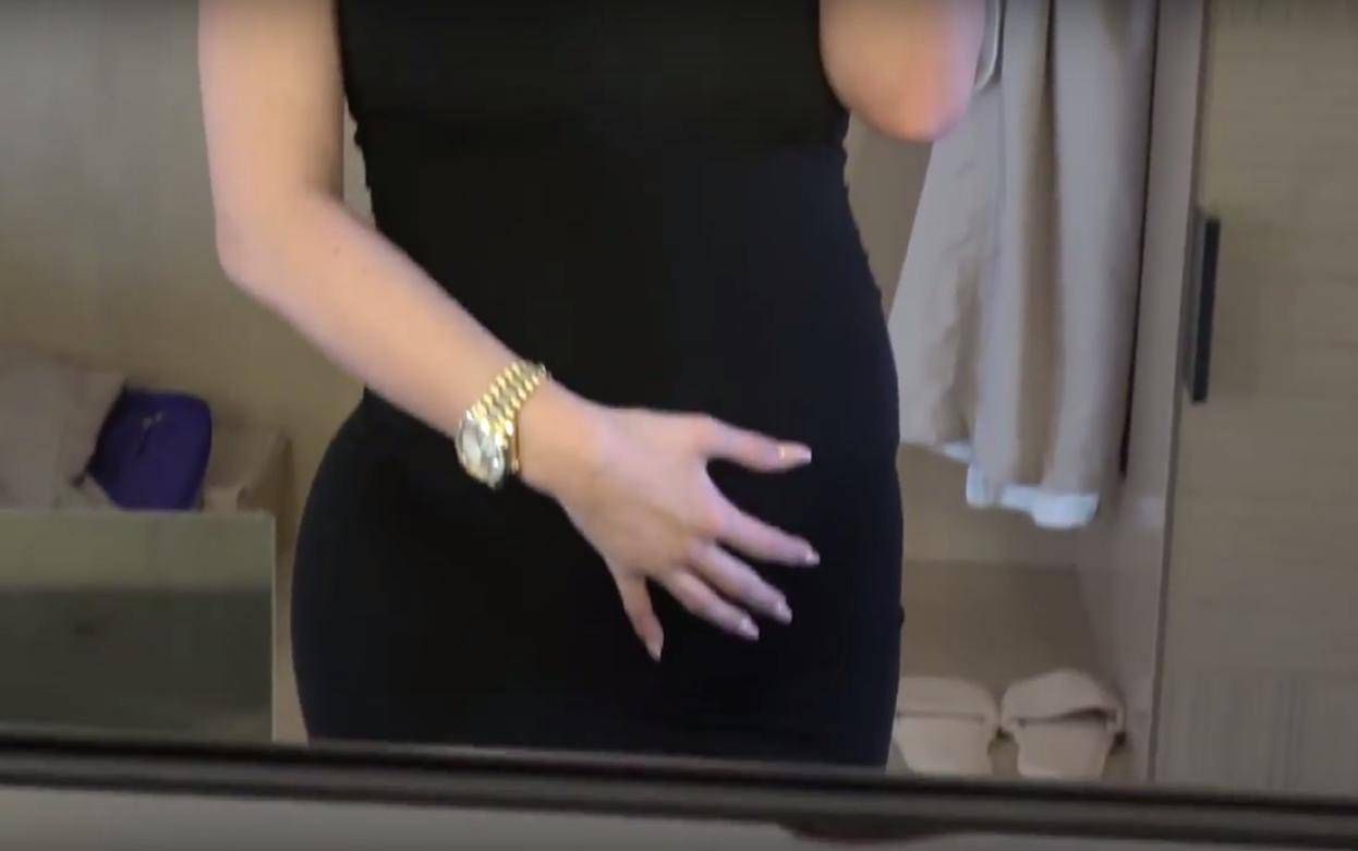 Kylie Jenner urodziła. Pokazała zdjęcia z zaokrąglonym brzuszkiem