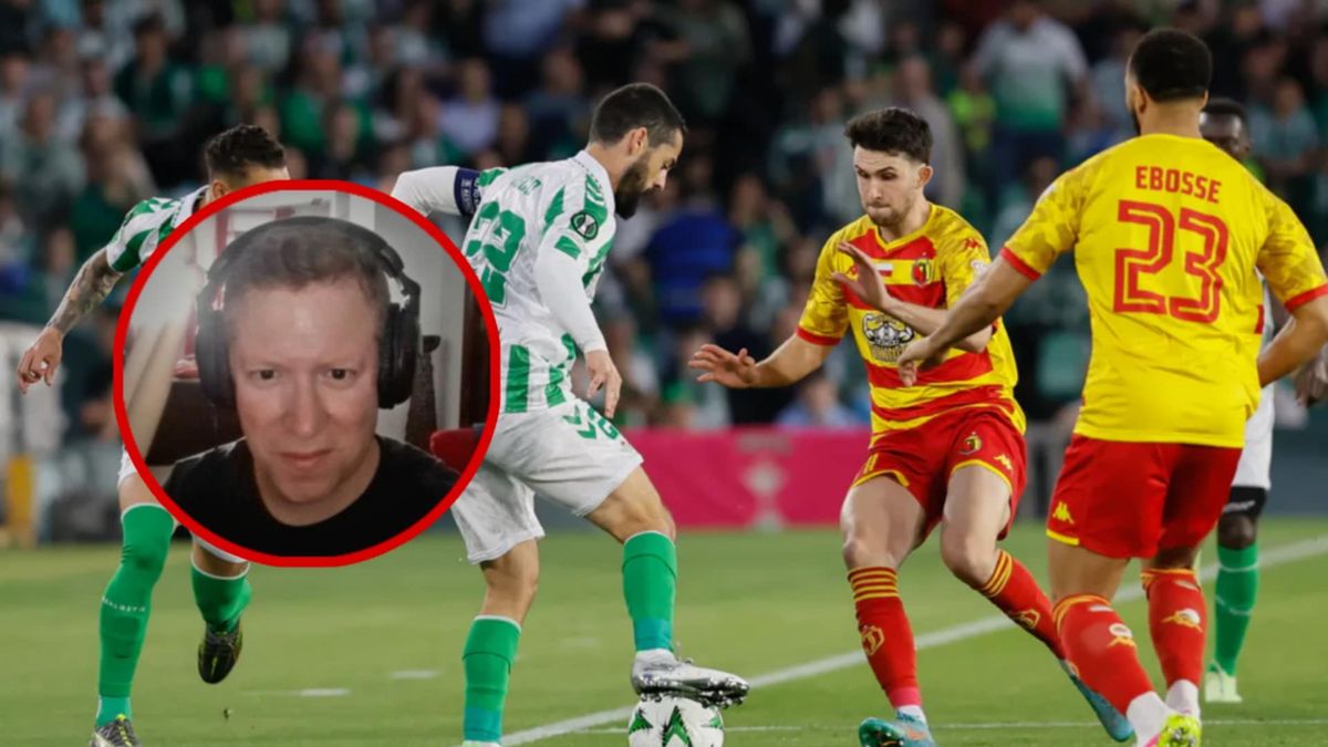 PAP/EPA / X / Na zdjęciu: Isco w walce o piłkę z Leonen Flachem podczas pierwszego meczu Betisu z Jagiellonią (2:0) i dziennikarz Jose Antonio Espina (w kółku)