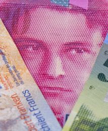 Przewalutowania kredytów we frankach nie będzie. Banki, MF i NBP chcą storpedować pomysł szefa KNF