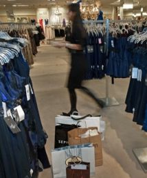 Czy firmy odzieżowe płacą godne pensje? Sprawdź sam