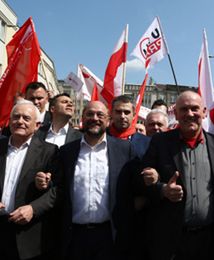 Pochód i manifestacja OPZZ i SLD z okazji święta ludzi pracy