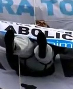 Zwisa z mostu, bo chce przekazać ważną wiadomość