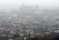 Turyści odpoczywają w górach wdychając smog i pył