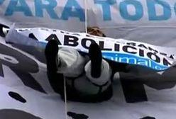 Zwisa z mostu, bo chce przekazać ważną wiadomość