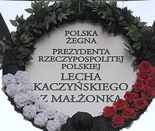 Tysiące ludzi na trasie konduktu żałobnego w Krakowie