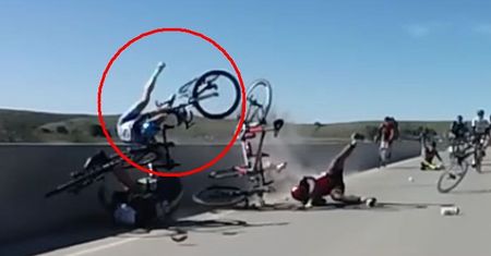 #dziejesiewsporcie: o krok od tragedii! Kolarz cudem uniknął upadku z wysokości