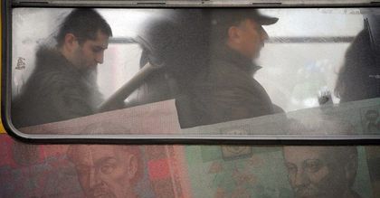Złoty może się osłabić przez Ukrainę, ale na razie mocno traci rubel