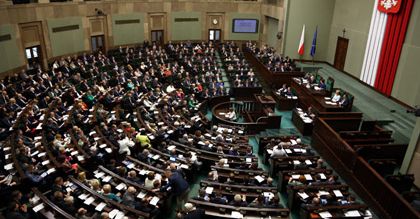 Przybywa poselskich przywilejów