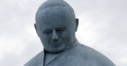 Poprawiony pomnik Jana Pawła II w Rzymie