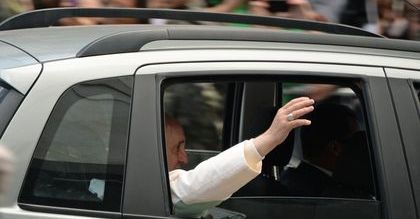 Oszczędności w Watykanie. Blokada etatów i awansów