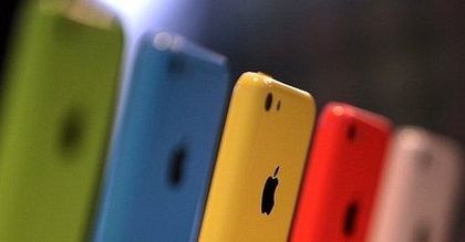 Klienci kpią z nowego iPhone'a. "Wygina się w rękach"