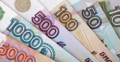 Bank centralny Rosji sprzedaje 10 mld dolarów, by bronić rubla