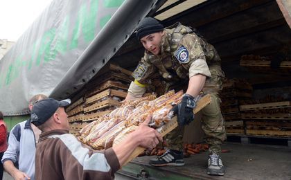 Ukraiński żołnierz rozdaje żywność mieszkańcom odbitego z rąk rosyjskich separatystów Słowiańska.