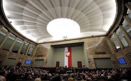 Sejm uchwalił ustawę okołobudżetową